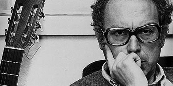 Cara de José “Zeca” Afonso con una guitarra a su lado.